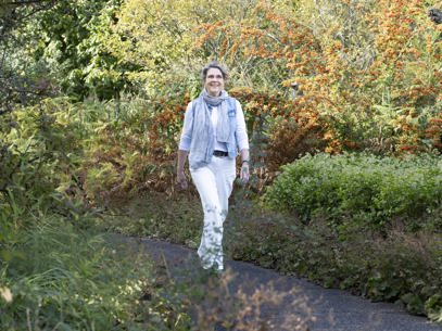 Ineke In Bewegeing Lachend Liggend