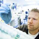 Thijn Brummelkamp in lab onderzoek