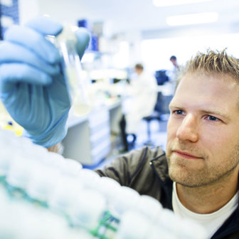 Thijn Brummelkamp in lab onderzoek