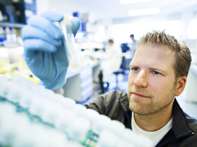 Thijn Brummelkamp in lab onderzoek