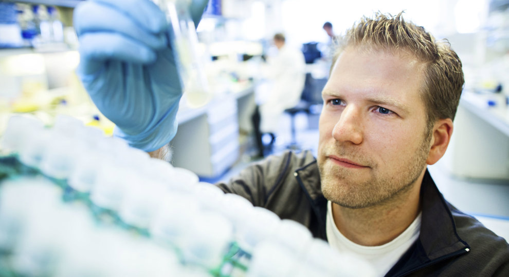 Thijn Brummelkamp in lab onderzoek