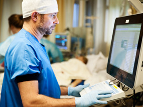U Gaat Onder Volledige Narcose Voor Deze Open Operatie. Vlak Voor Het Begin Van De Algehele Narcose Zal De Anesthesist Een Epiduraal Katheter Inbrengen Voor Pijnstilling Tijdens En Na De Operatie.