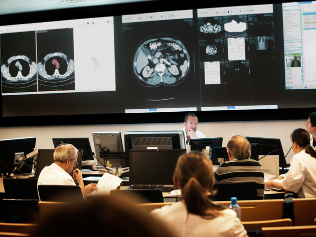 De Complexe Behandeling Van Een Recidief Rectumkanker Vereist Een Multidisciplinaire Aanpak Van De Chirurg, Maag Darm Leverarts En De Radiotherapeut Gezamenlijk. Soms Aangevuld Met De Uroloog En Plastisch Chirurg.