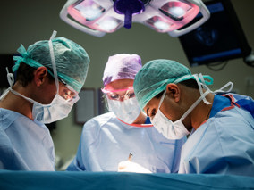 Het Doel Van De Operatie Is De Tumor Verwijderen, Inclusief De Bijbehorende Lymfeklieren. Vaak Kan Dit Door Een Kijkoperatie.