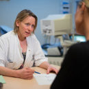 De Gynaecoloog Voert Een Gesprek Met De Patiënt In De Spreekkamer