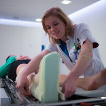 Radiotherapeutisch Laboranten Begeleiden U Tijdens De Bestraling En Zorgen Dat U Precies In De Goede Positie Ligt.