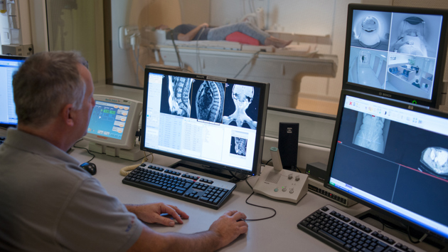 MRI scan schermen