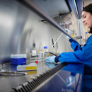 Fundamenteel onderzoek laboratorium vrouw