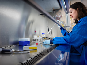 Fundamenteel onderzoek laboratorium vrouw