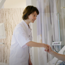 Sofie Wilgenhof Arts In Gesprek Met Patient Hand Schudden