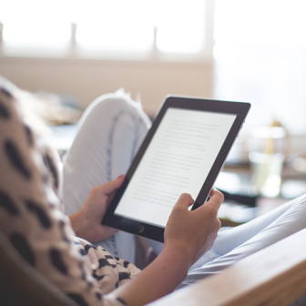 Vrouw Thuis Met Tablet